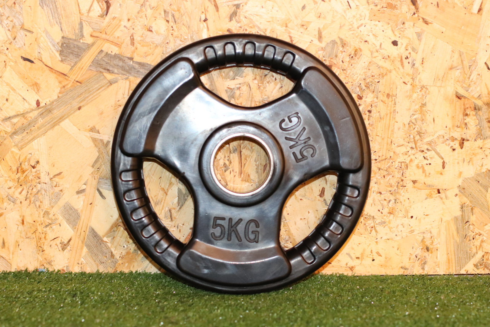 Disco de caucho para barra olimpica  con 3 huecos de agarre y anillo de acero de 50mm 

El Peso es de 5Kg.

Precio Incluye 1 unidad
