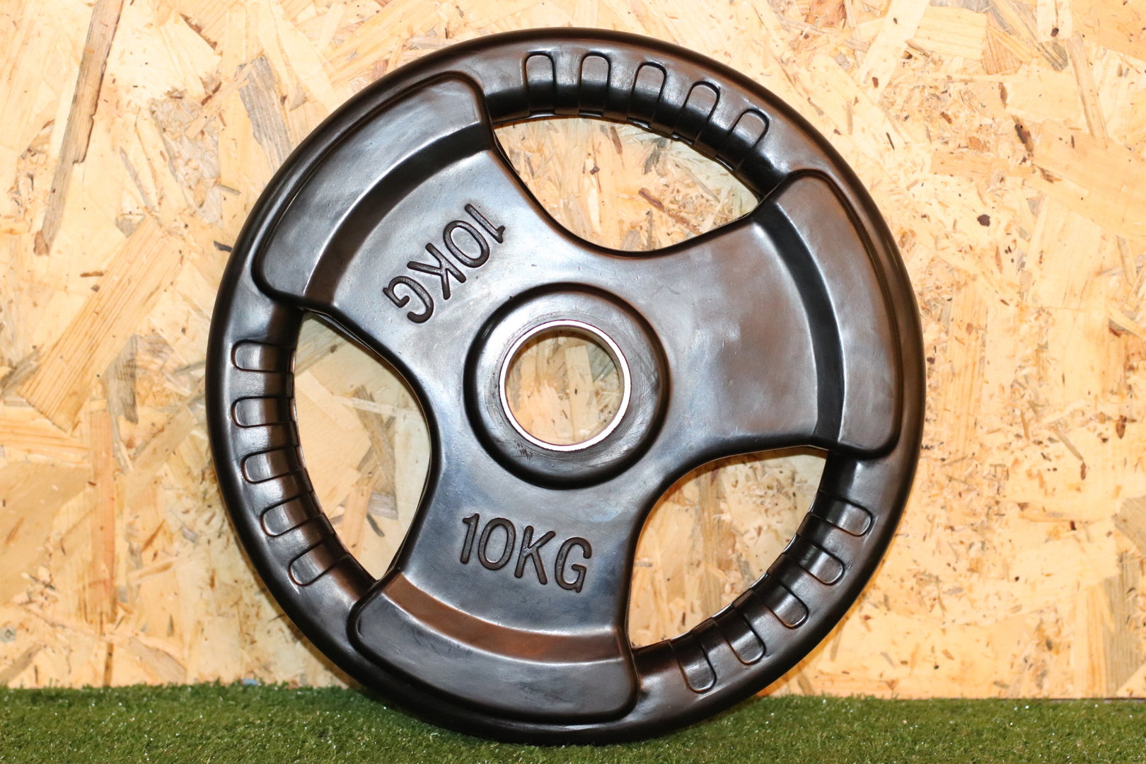 Disco de caucho para barra olimpica  con 3 huecos de agarre y anillo de acero de 50mm 

El Peso es de 10Kg.

Precio Incluye 1 unidad
