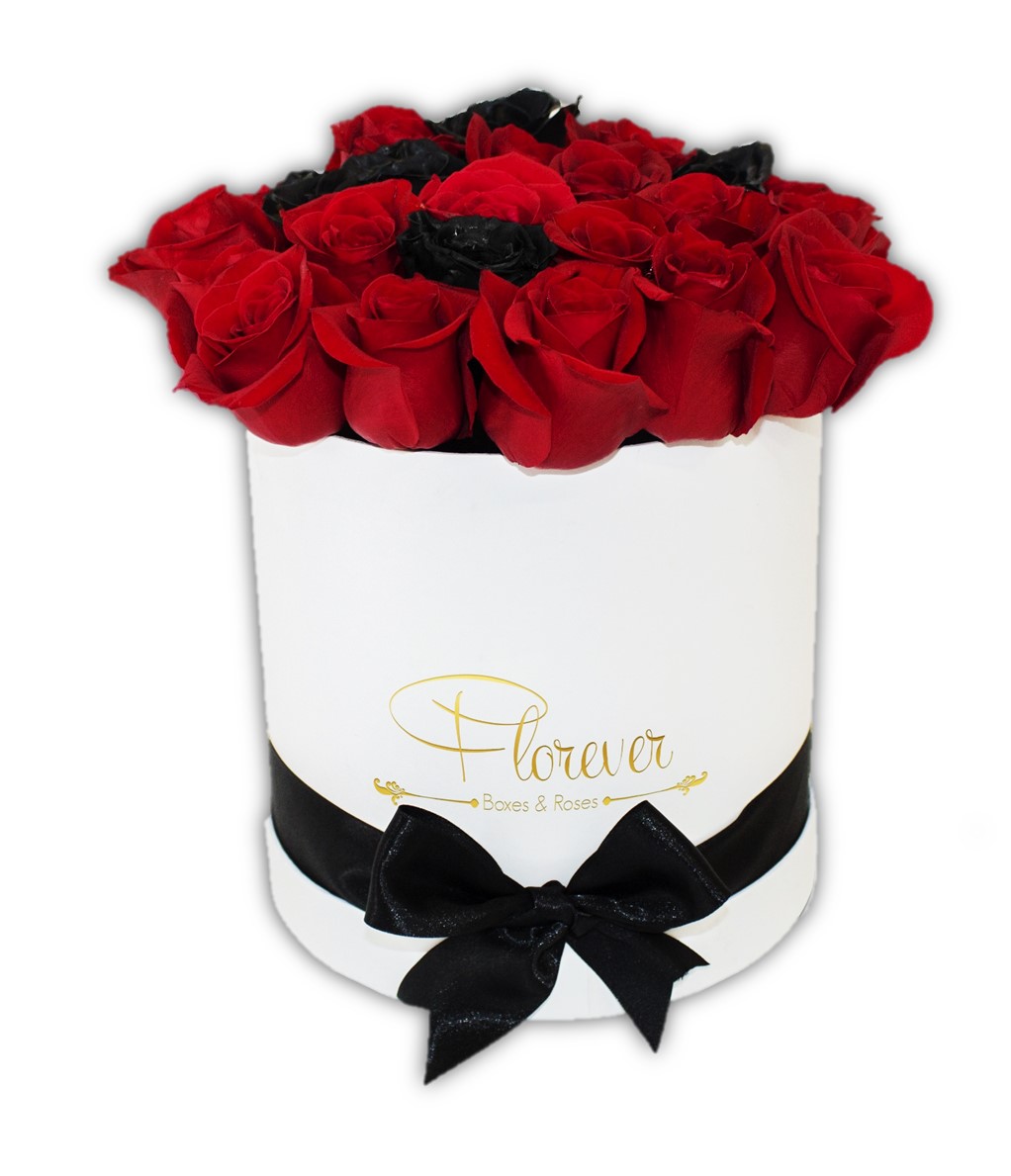 
	25 a 36 rosas en fondo rojo con chispas negras en un handcrafted box blanco.
	
