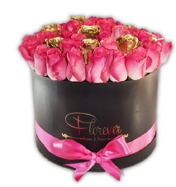 
	60 a 70 rosas en fondo fucsia con chispas doradas en un handcrafted box.
	
