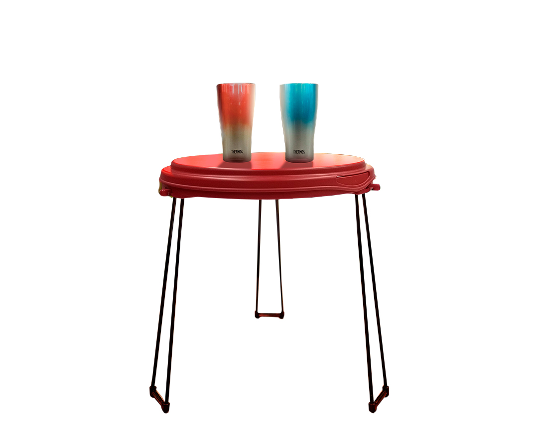 Incluye:


	THERMOS® Vaso térmico COOLHOT celeste (JDE-601CBLTDP)
	THERMOS® Vaso térmico COOLHOT rosado (JDE-601CPTDP)
	KONSTAR® Mesa plegable roja (KS0026Z)

