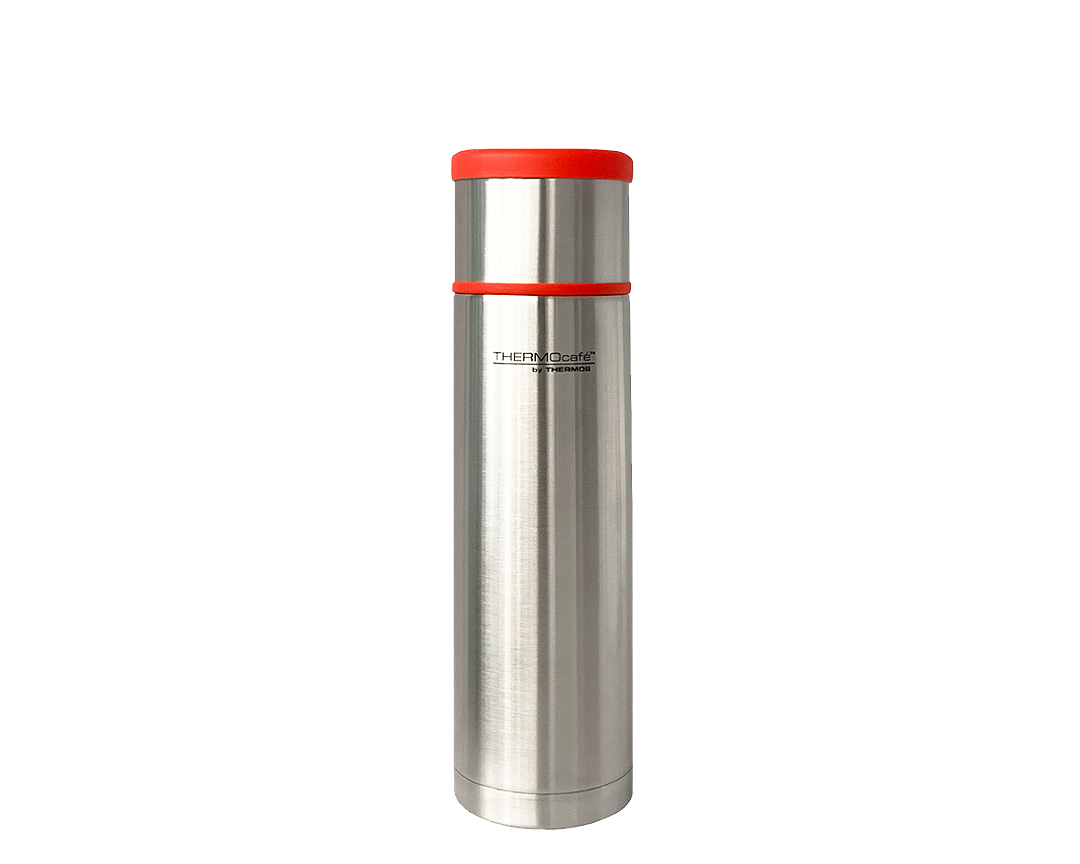 Características:


	Capacidad: 500ml.
	Material: interior y exterior de acero altamente resitente a la oxidación.
	Tapa exterior, se puede utilizar como taza.
	Tapa interior de medio giro.
	Sistema antiderrame.
	Conserva líquidos fríos (24 horas) y calientes (8 horas).
	No retiene olores
	Medidas: 25.1 cm x 7.1 cm x 7.1 cm (alto x ancho x longitud)


*El servicio de personalización en web solo incluye nombres de un máximo de 12 caracteres, si desea otro diseño por favor contactar a servicioalcliente@tdpcorp.com.pe
