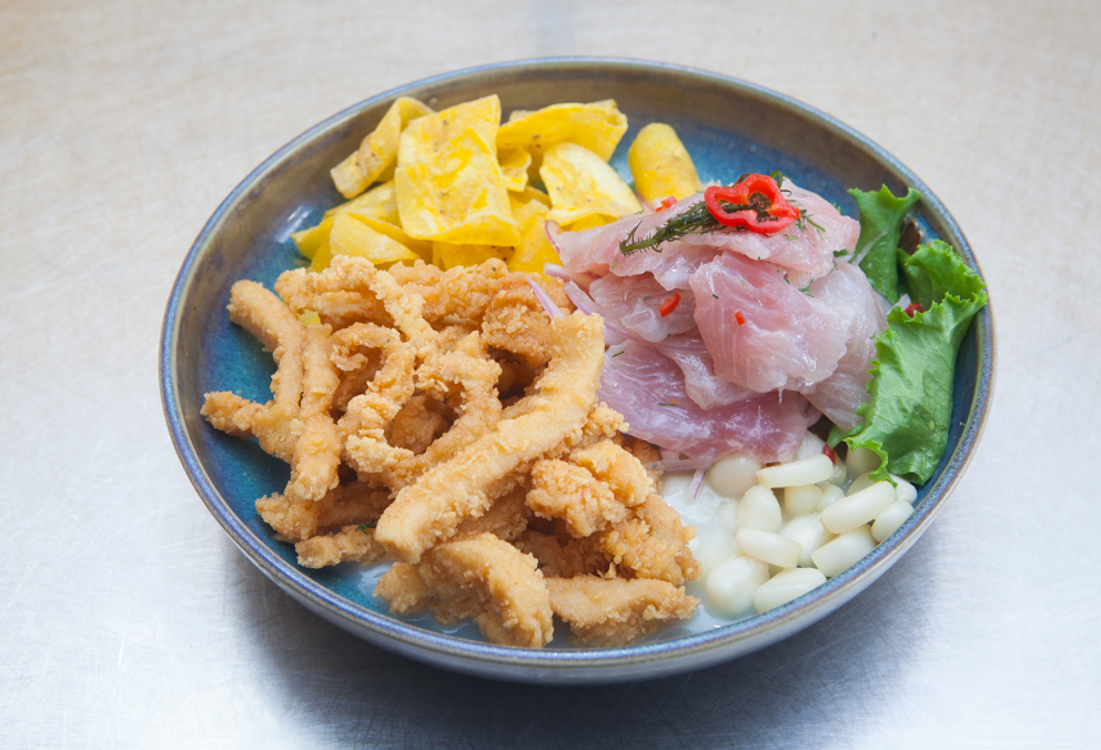 CEVICHE DE PESCADO ACOMPAÑADO DE CRUJIENTES CHICHARRONES DE POTA.
