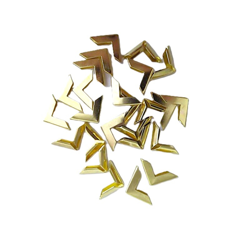 Esquineros de metal color Dorado, especiales para cubrir las esquinas de tus proyectos de encuadernacion y cartonaje.

Pack x 25 unidades.

Equipo Scrapyart

 

 

 

 

 
