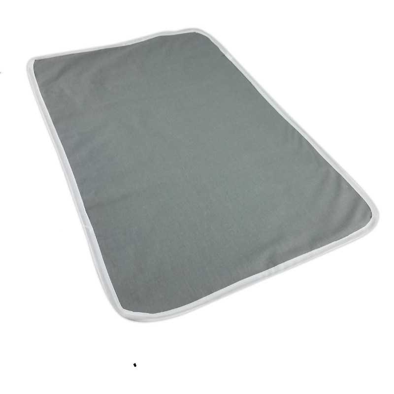 Manta de planchado termorreflectante para superficies planas. Su funda termorreflectante y resistente a las quemaduras permite que la prenda absorba el calor. La almohadilla de nailon resistente permite un planchado suave, uniforme y silencioso. Su resistente reverso antideslizante evita que la manta se deslice.

Medida 71 x 55 cm. 
