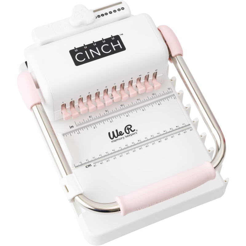 Máquina anilladora. Te permite anillar tus proyectos en 3 simples pasos, perfora, inserta las hojas en los arillos y ciérralos.

 

Encuaderna desde 0.81 cm a 3.12 cm hasta 20 hojas de papel de 80 gr a la vez. Perfora papel, cartulina (papel scrapbook), cartón, cartón comprimido, tela, acetato.

 

Cuenta con una manija de alineación que le permite escoger los agujeros que se requieren perforar y alinearlos perfectamente. 

 

El material sobrante de la perforación queda recogido en un cajón inferior.

 

En la parte lateral puede colocar los arillos de forma fija para poder introducir las hojas con facilidad

Guía de medición deslizable e impresa en pulgadas y centímetros. 

 

La palanca con su clip nos permite asegurar el mango para un fácil almacenamiento.

 

Dimensiones del producto: ‎ 30.48 cm x 24.13 cm x 0.01 cm

 

Peso del producto: 2.72 kg
