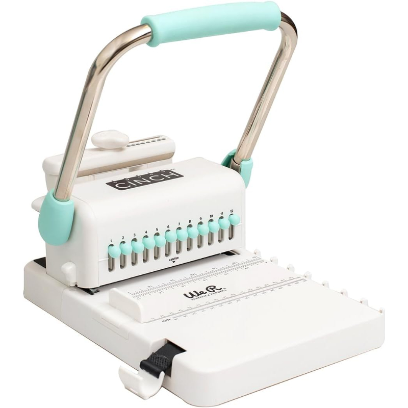 Te permite anillar tus proyectos en 3 simples pasos, perfora, inserta las hojas en los arillos y ciérralos.

 

Encuaderna desde 0.81 cm a 3.12 cm hasta 20 hojas de papel de 80 gr a la vez. Perfora papel, cartulina (papel scrapbook), cartón, cartón comprimido, tela, acetato.

 

Cuenta con una manija de alineación que le permite escoger los agujeros que se requieren perforar y alinearlos perfectamente. 

 

El material sobrante de la perforación queda recogido en un cajón inferior.

 

En la parte lateral puede colocar los arillos de forma fija para poder introducir las hojas con facilidad

Guía de medición deslizable e impresa en pulgadas y centímetros. 

 

La palanca con su clip nos permite asegurar el mango para un fácil almacenamiento.

 

 

 

 
