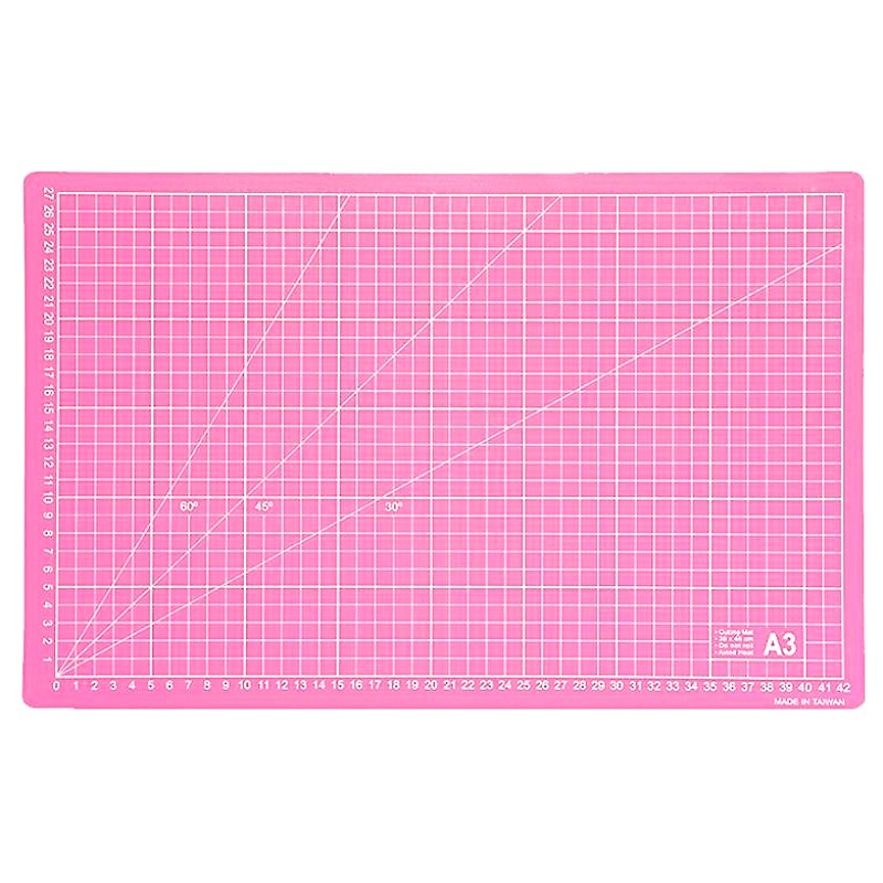 Una base de corte es la principal herramienta para un escrapero o crafter. Sirve, no solo para cortar con el cúter sin dañar la mesa, sino que la usamos como zona de trabajo para evitar manchar y dañar la mesa. 

Tamaño: A3 (42x27cm)
