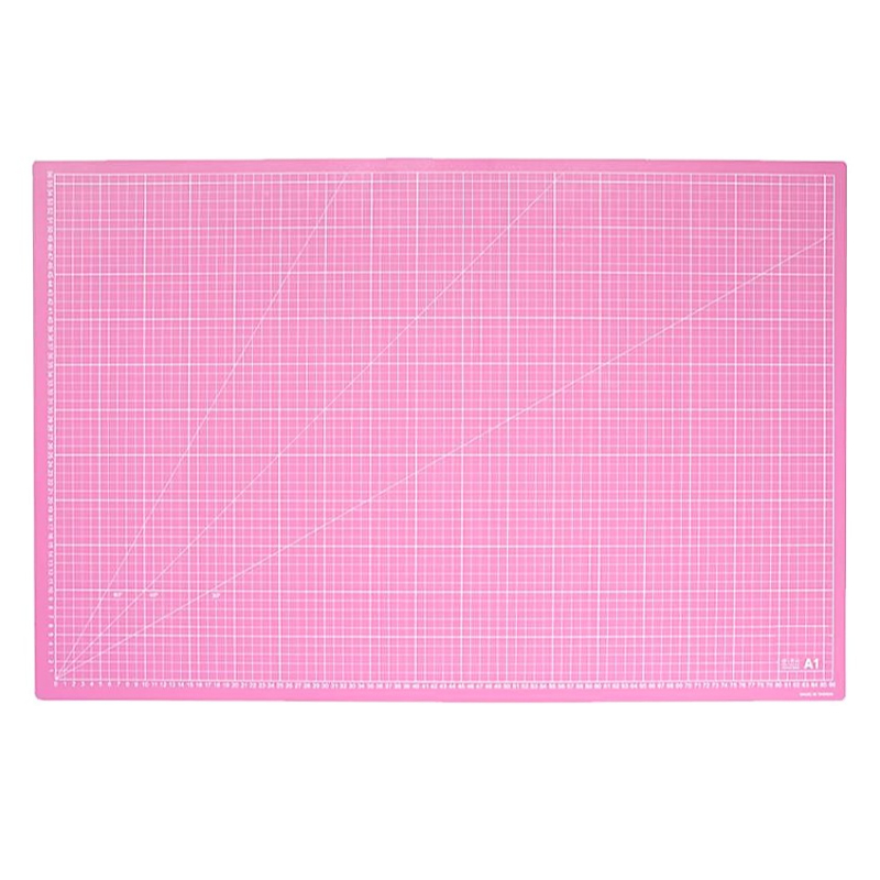 Una base de corte es la principal herramienta para un escrapero o crafter. Sirve, no solo para cortar con el cúter sin dañar la mesa, sino que la usamos como zona de trabajo para evitar manchar y dañar la mesa. 

Tamaño: A1 (86x56 cm)
