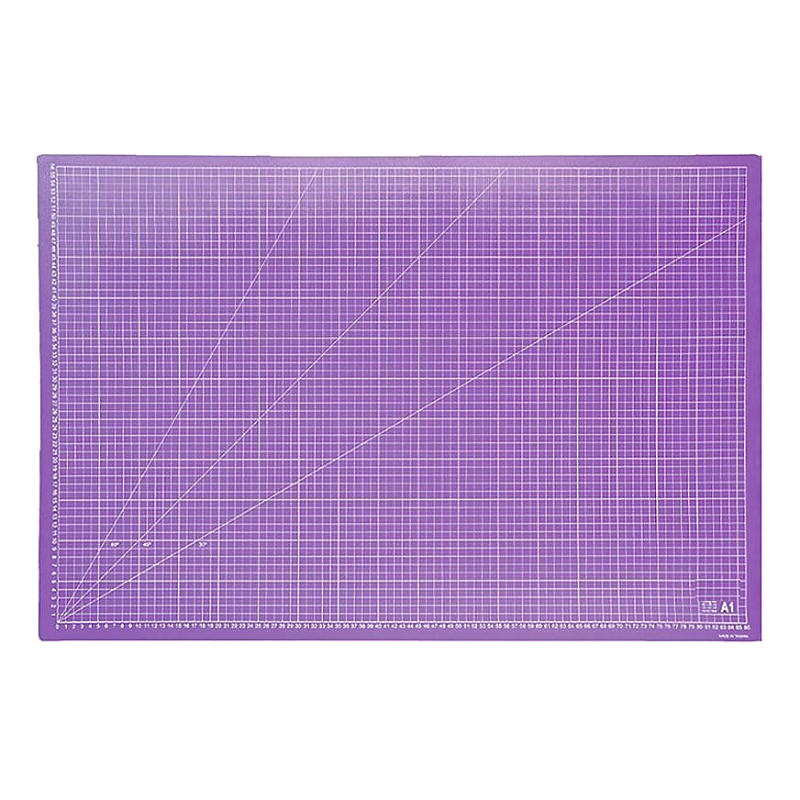 Una base de corte es la principal herramienta para un escrapero o crafter. Sirve, no solo para cortar con el cúter sin dañar la mesa, sino que la usamos como zona de trabajo para evitar manchar y dañar la mesa. 

Tamaño: A1 (86x56cm)
