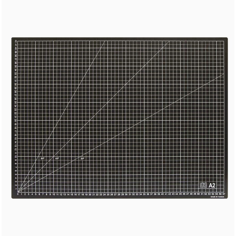 Una base de corte es la principal herramienta para un escrapero o crafter. Sirve, no solo para cortar con el cúter sin dañar la mesa, sino que la usamos como zona de trabajo para evitar manchar y dañar la mesa. 

Tamaño: A2 (57x42cm)
