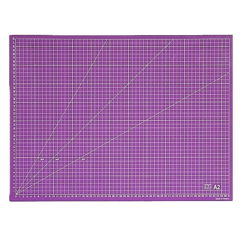 Una base de corte es la principal herramienta para un escrapero o crafter. Sirve, no solo para cortar con el cúter sin dañar la mesa, sino que la usamos como zona de trabajo para evitar manchar y dañar la mesa. 

Tamaño: A2 (57x42cm)
 

 
