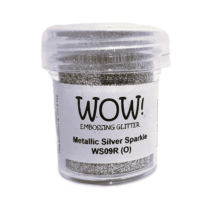 Polvo de embossing Metalico Glitter, son perfectos para la técnica del relieve mediante el uso de calor. Son perfectos para crear profundidad en tus proyectos. Perfectos para proyectos de scrapbooking, tarjetería, Project Life, Smashbook o Home Decor. Disponible en una amplia gama de colores. Contiene 15 ml.
