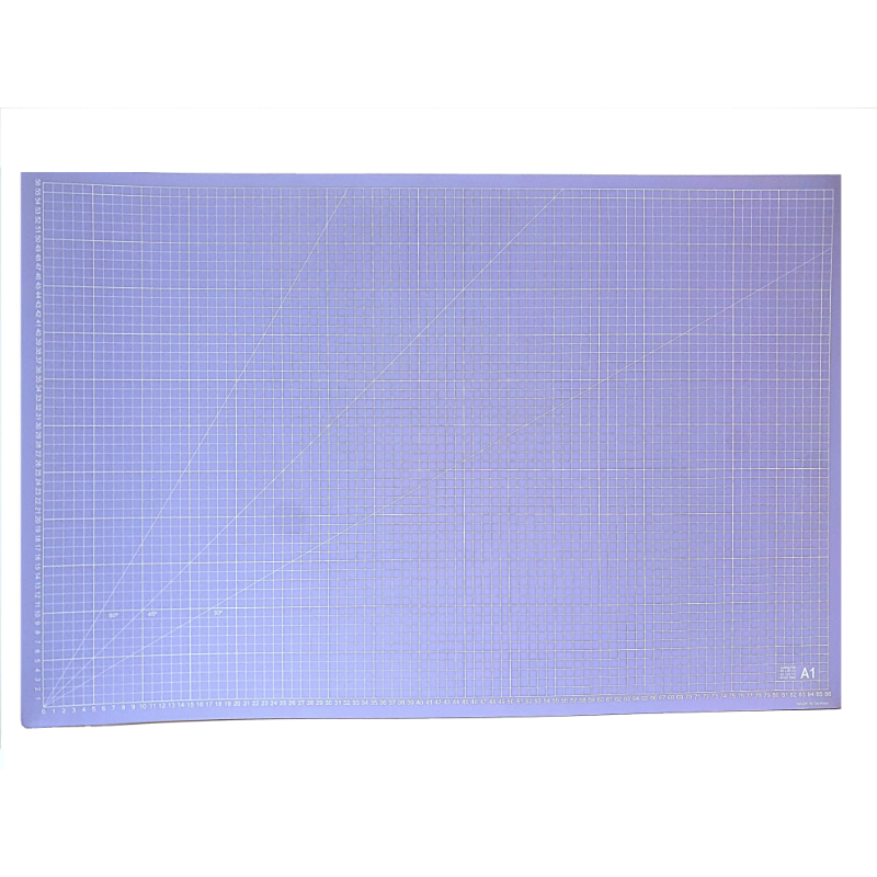 Una base de corte es la principal herramienta para un escrapero o crafter. Sirve, no solo para cortar con el cúter sin dañar la mesa, sino que la usamos como zona de trabajo para evitar manchar y dañar la mesa. 

Tamaño: A1 (86x56cm)
