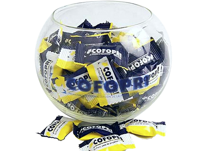 Carameleras de cristal con logo impreso de 1 o 2 colores conteniendo caramelos personalizados.
