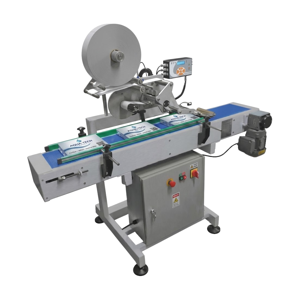 Sistema automático de etiquetado con cinta transportadora integrada. Permite aplicar etiquetas autoadhesivas de manera continua sobre productos planos, facilitando un proceso de etiquetado más fluido y uniforme.


	Uso sugerido: Envases, cajas, bandejas, paquetes y otros productos industriales.


 
