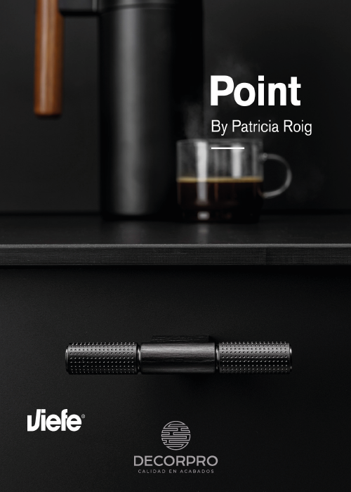 El tirador de aspecto industrial Point es muy versátil, tanto por sus dimensiones como por la capacidad de encajar en diferentes ambientes y estilos de mobiliario. Elaborado con aluminio y disponible en acabado negro titanium, negro cepillado y latón cava cepillado, se puede incluir en cajones, armarios y funciona especialmente bien en baños. Su textura, de tacto suave y agradable, combina una parte cepillada con una parte texturada a base de pequeños puntitos. Esta combinación, además de una interesante sensación táctil, aporta carácter a los ambientes.
Material : Aluminio
Diseñado: Patricia Roig.
