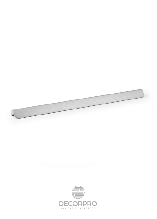 Se trata de un tirador sumamente práctico y ergonómico. 

Su fusión de líneas rectas y cantos redondeados hacen que Flap Aluminio sea un complemento que transmite elegancia y encaja con estilo propio en cualquier ambiente. Su versión long de 1.100 mm es ideal para cocinas modernas y vestidores amplios donde consigue potenciar la exclusividad de cada espacio. 

Combinar en un mismo ambiente su talla más pequeña con su talla long o jugar con su disposición en vertical y horizontal es una excelente opción para maximizar su gran potencialidad decorativa.

 
