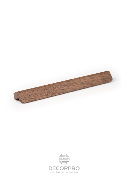 Se trata de un tirador sumamente práctico y ergonómico. La madera, material de absoluta tendencia en interiorismo, le brinda una sensación de calidez extraordinaria y su fusión de líneas rectas y cantos redondeados hacen que Flap sea un complemento amable que transmite elegancia y encaja con naturalidad en cualquier ambiente. Su formato long de 1.100 mm lo sitúa como un tirador único en el mercado con posibilidades decorativas ilimitadas. Aplicado en armarios o vestidores de grandes dimensiones consigue potenciar la exclusividad de cada espacio. Sus acabados en roble y nogal dialogan con los colores del mobiliario de tendencia aportando contrastes muy atractivos. Con mención especial para el efecto de tranquilidad y bienestar que transmite el acabado nogal sobre melaminas de tono verde forest.
