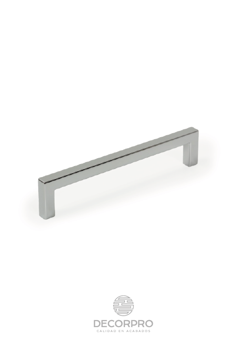 Es un tirador de líneas rectas, finas y elegantes. Un bestseller básico y 100% práctico que se adapta a la perfección a diferentes estilos de mueble. Un modelo que nunca pasa de moda y que se caracteriza por la versatilidad de sus acabados. Lo podemos encontrar en acabado cromo brillante, cromo mate, negro mate, níquel cepillado, latón cepillado, gris cepillado y cobre cepillado. También está disponible en el color de la estética minimalista por excelencia: el blanco mate, que permite hacerlo un tirador aún más elegante y camaleónico. Elaborado con zamak, U está disponible en 4 tallas diferentes para asegurar su ubicación en todo tipo de proyectos. Su tamaño de 500 mm resulta ideal para armarios y puertas de dimensiones medias.
