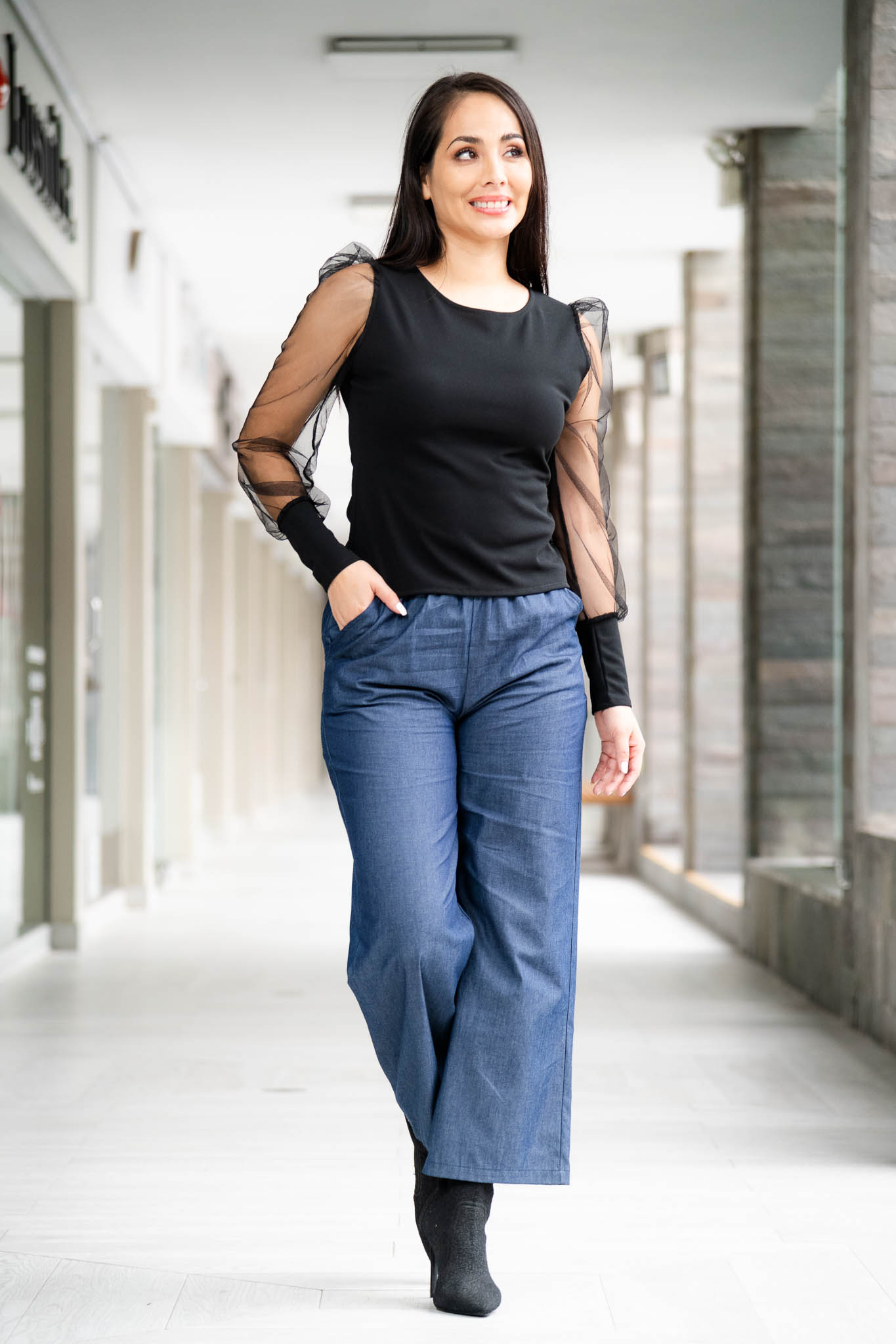 Tela Scuba crepe 

Disponible en talla S M L

La modelo exhibe la talla S 

