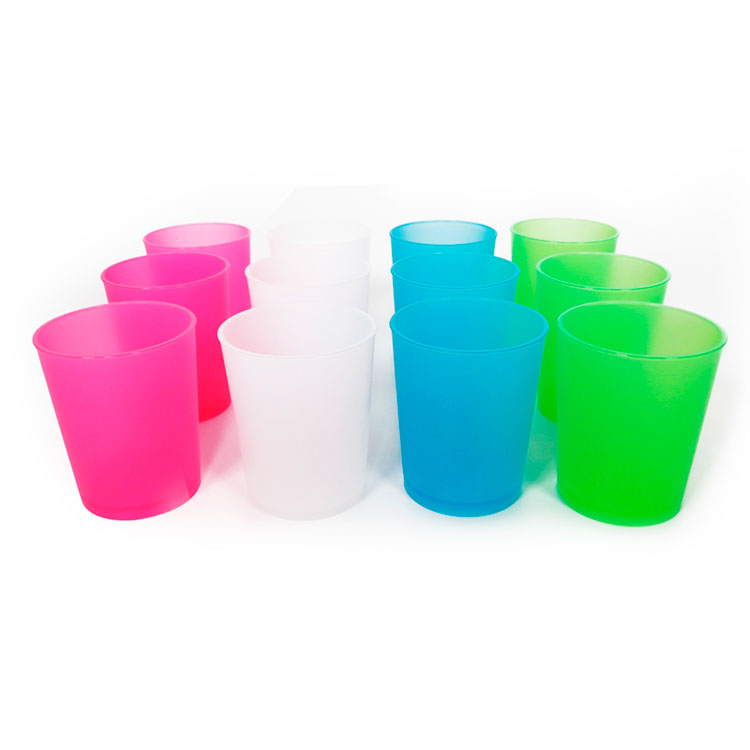 Pack de 12 vasos old fashioned, de color natural, verde, rosado y celeste.

Material: Polipropileno

Tamaño (Alto x diameto x circunferencia) : 9.5 cm x  8 cm x 25.6 cm&quot;

Capacidad: 12 onzas

Colores:


	3 vasos naturales
	3 vasos verdes
	3 vasos rosados
	3 vasos celeste


Tipo de embalaje: Termoencogido.
