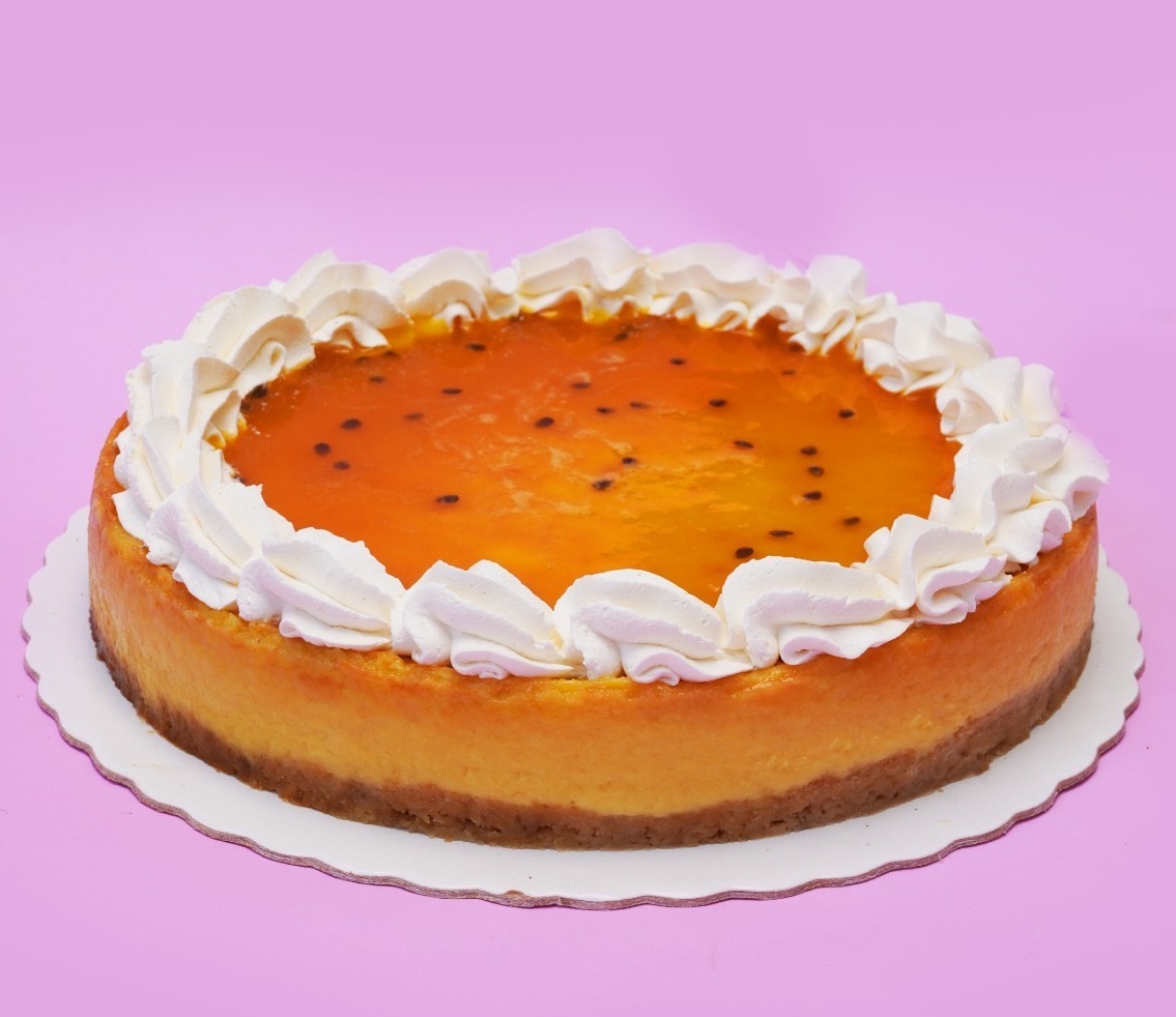 Delicioso cheesefcake maracuya decorado con chantilly para 10 porciones.  
