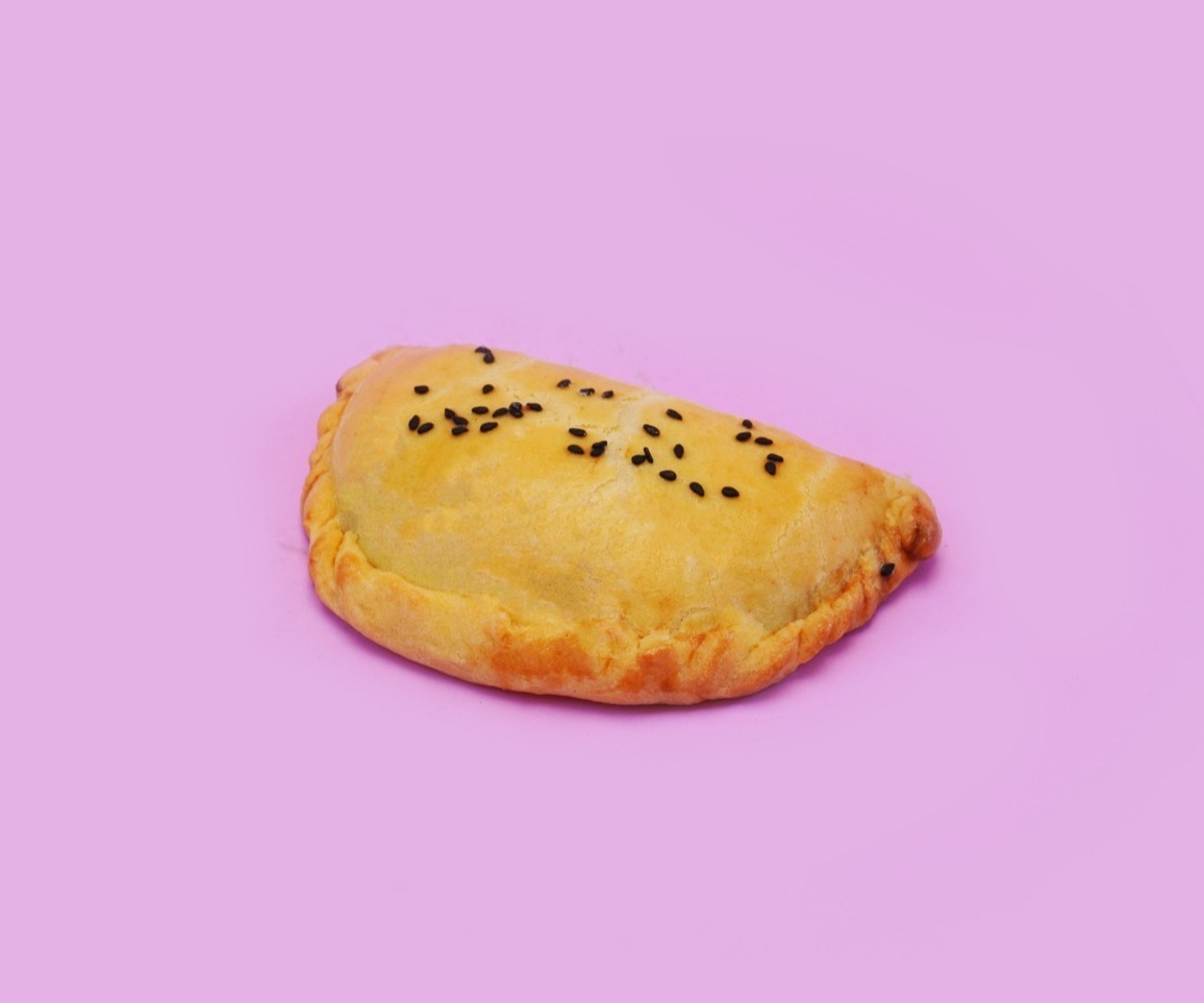 Empanada con un delicioso relleno de lomo fino, tomate y cebolla, aderezada con una receta casera.
