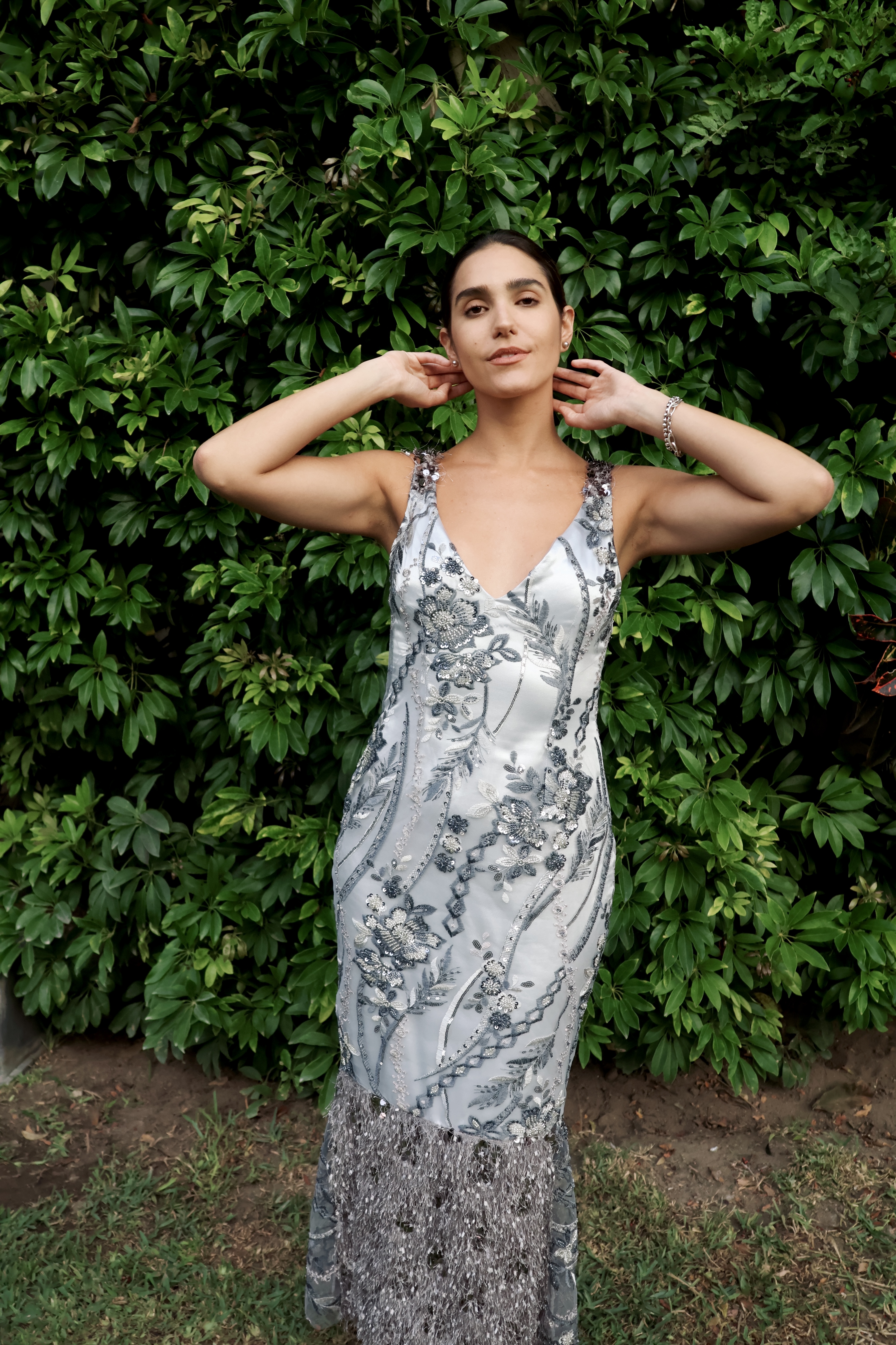 Vestido en tonos plateados, bordado con flores y formas geométricas que crean una textura vibrante, tejida con detalle e intención.
Desde los hombros y la parte baja de la falda, una segunda capa de lentejuelas irradia brillo y movimiento, envolviendo la silueta con sutileza luminosa.
Un diseño que une materia y luz en equilibrio perfecto.

· Bordado en tonos plateados + aplicación de lentejuelas en hombros y falda
· Se adapta de S a M
· Pieza única – venta o alquiler
