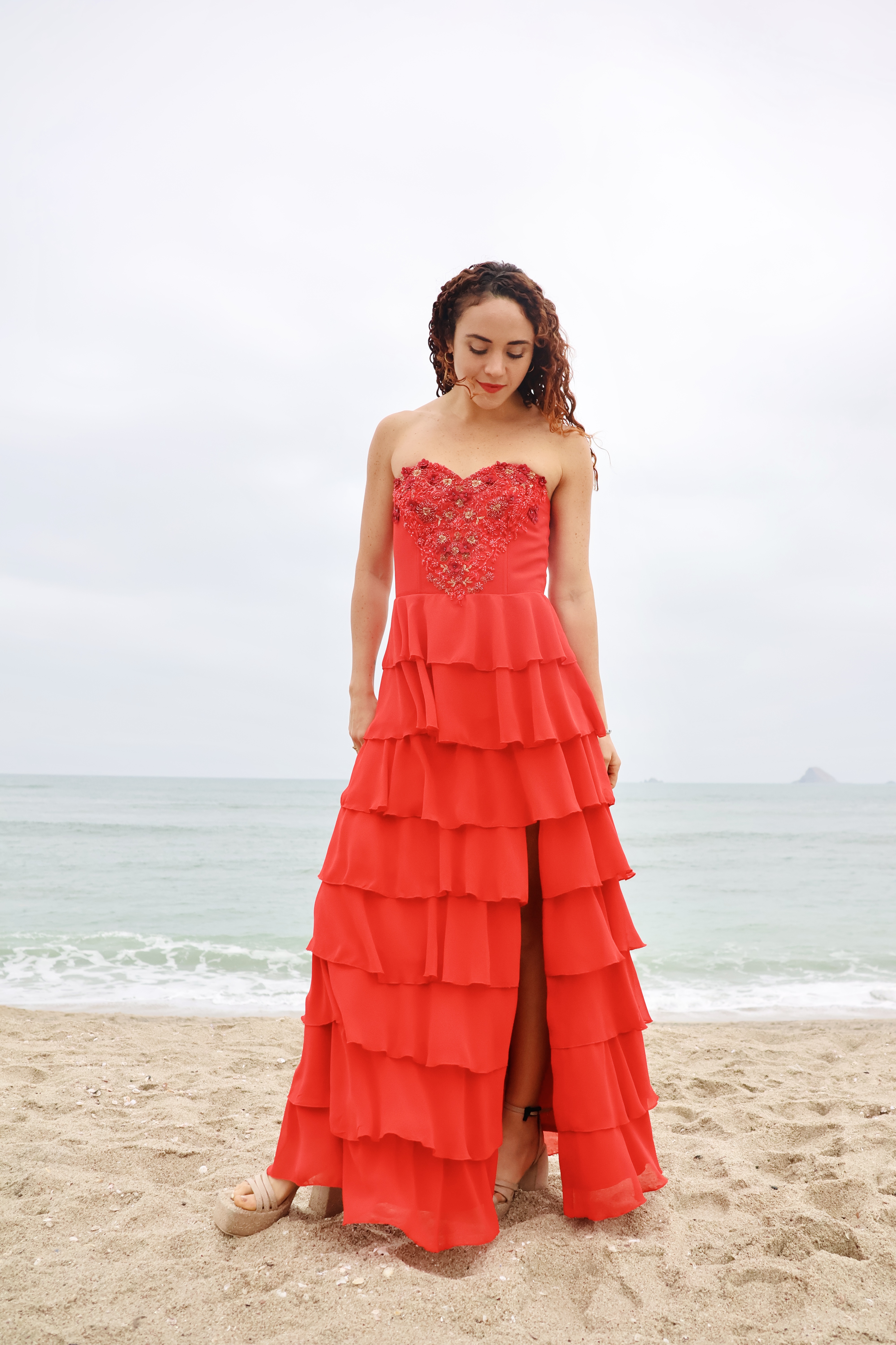 Vestido rojo intenso con corset bordado a mano con flores y pedrería que recorren el torso como una expresión de arte viva.
El corset es regulable, permitiendo un ajuste perfecto que abraza la figura con firmeza y comodidad.
La falda, compuesta por ocho capas de bobos, fluye con movimiento y carácter, revelando la pierna con una abertura sutil.
Incluye un chal a juego, también bordado a mano, que aporta un gesto final de elegancia envolvente.
Una pieza que celebra la feminidad desde el fuego, con elegancia y determinación.

· Corset regulable bordado a mano con pedrería + falda en capas con abertura
· Chal bordado incluido
· Se adapta de tallas XS hasta M
· Pieza única – venta o alquiler

