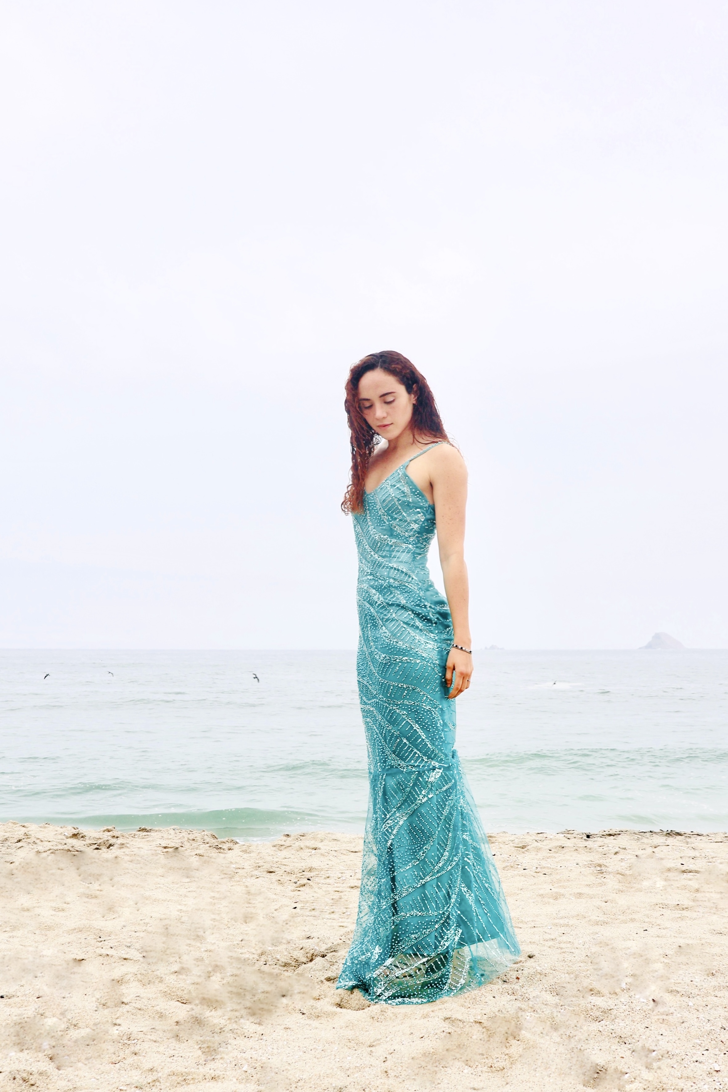 Vestido turquesa con bordado brillante en ondas que recorren el cuerpo con suavidad, inspiradas en la fluidez del océano.
El tul bordado abraza la silueta y se abre en la parte inferior con una caída etérea.
Una pieza que transmite frescura, elegancia y libertad: perfecta para quienes habitan su luz desde la quietud interna.

· Bordado con pedrería sobre tul turquesa
· Corte sirena con godets
· Se adapta de S a M
· Pieza única – venta o alquiler
