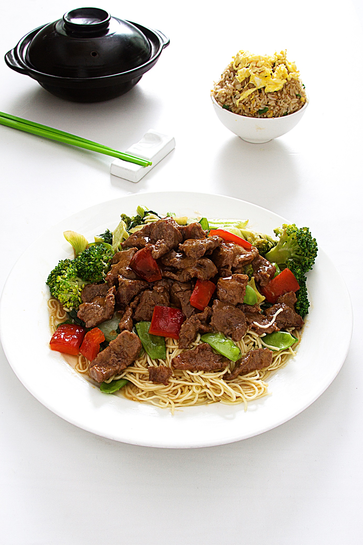 Verduras y carne de res salteada son el remate de un laberinto de tallarines.
