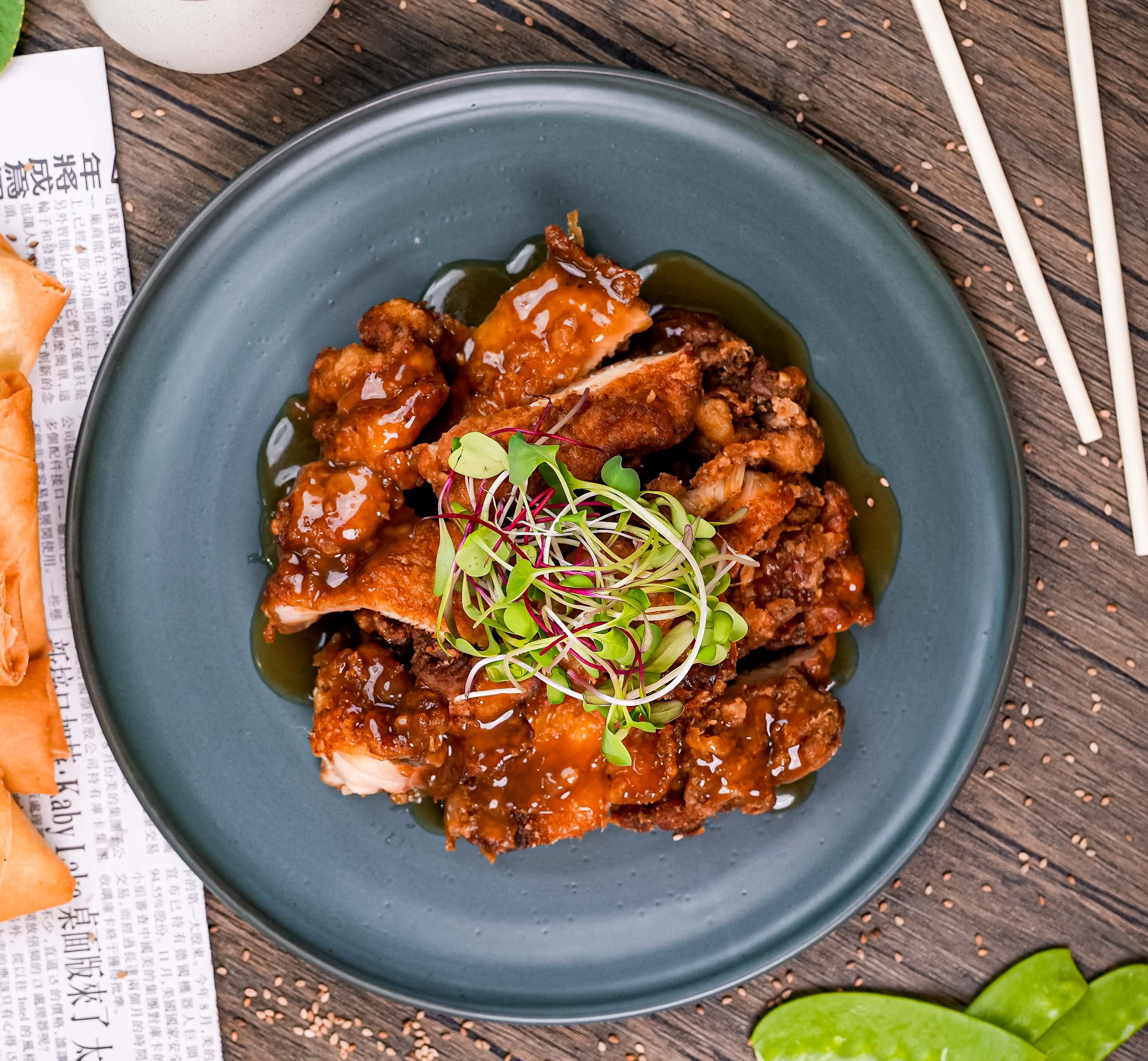 Crujientes pedazos de pollo frito enharinado con una mezcla de salsa mensi, tausi y sillao.
