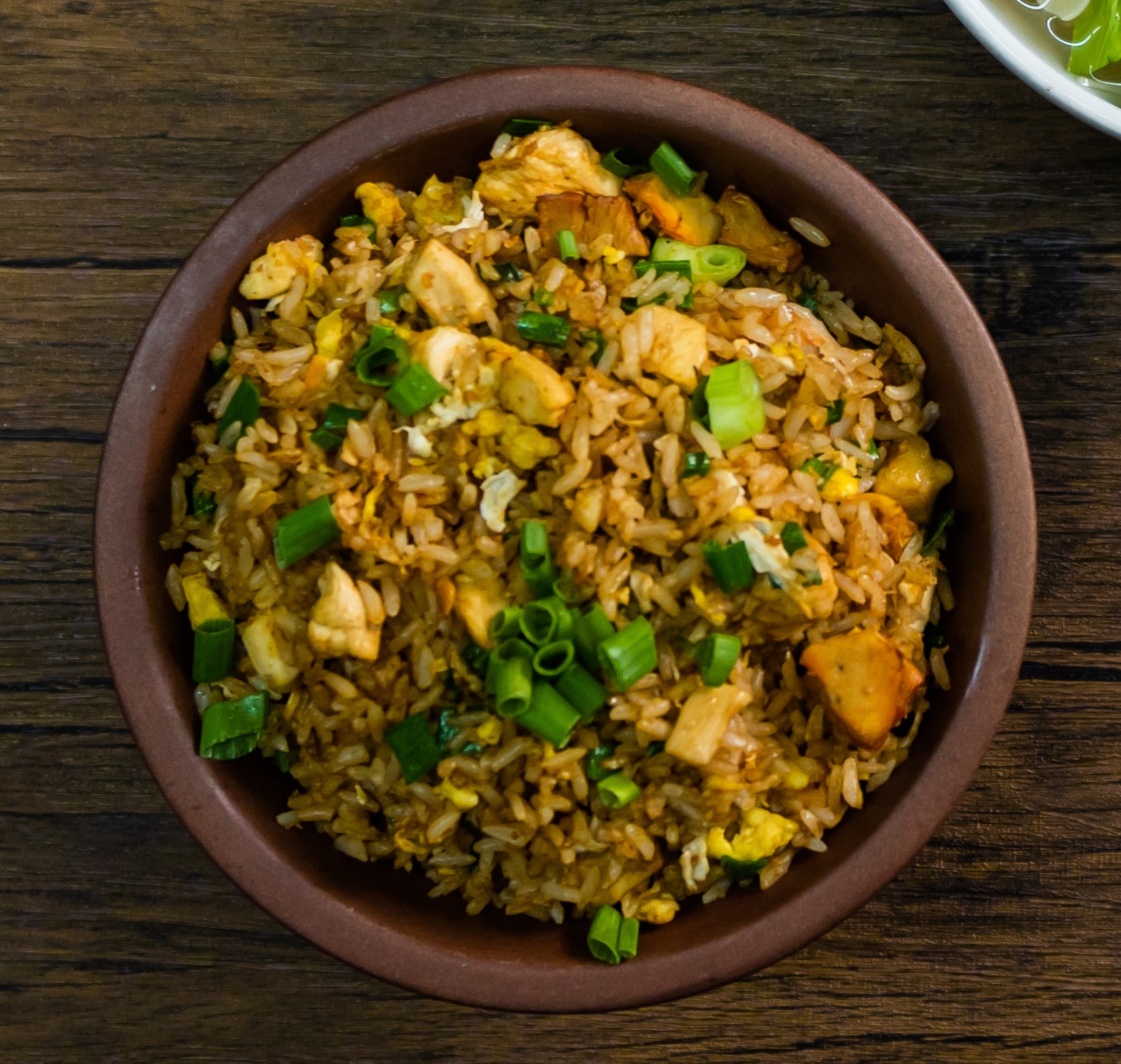 La piedra angular de todo banquete. Pollo saltado al wok con arroz, huevo y cebollita.
