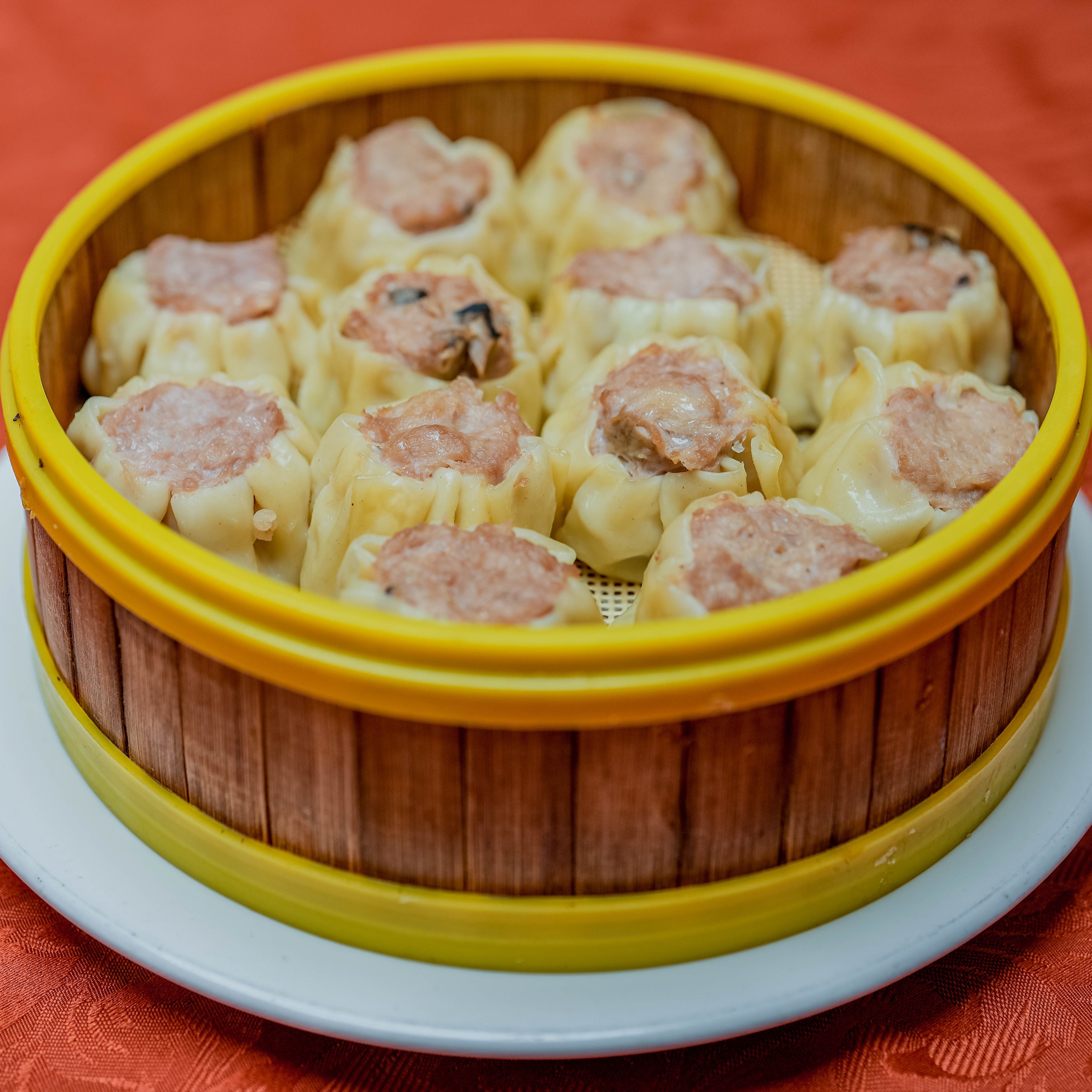 Para comenzar. Dim sum de carne de cerdo, langostino y bambú cocido al vapor.
