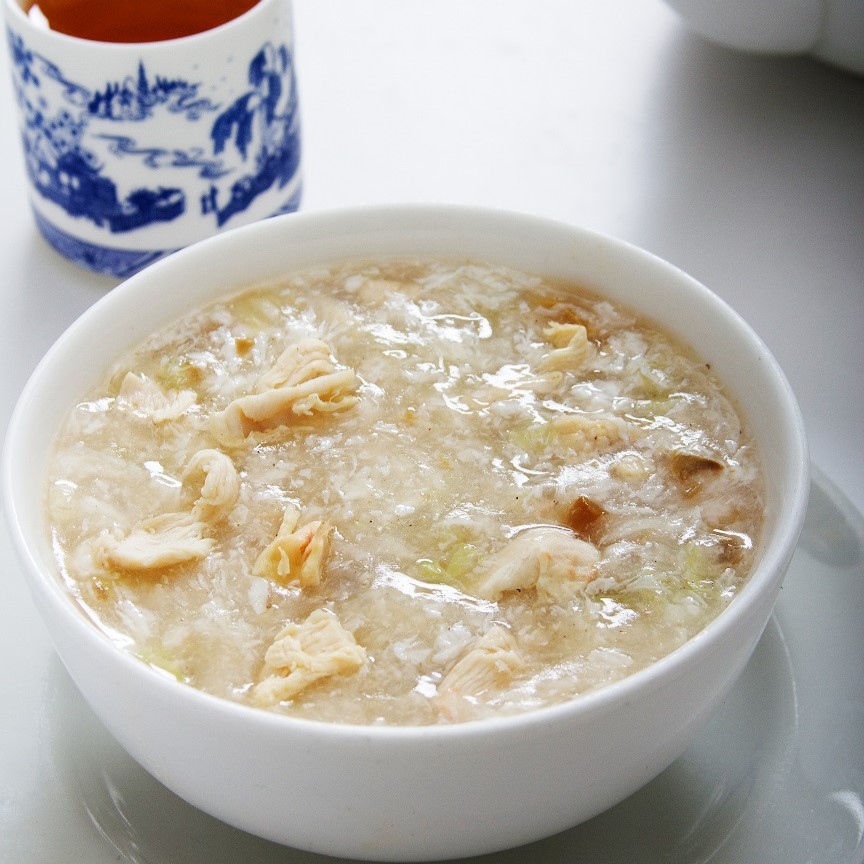 ¡Sopa de casa! Suave pollo hervido con verduras frescas y huevo batido.
