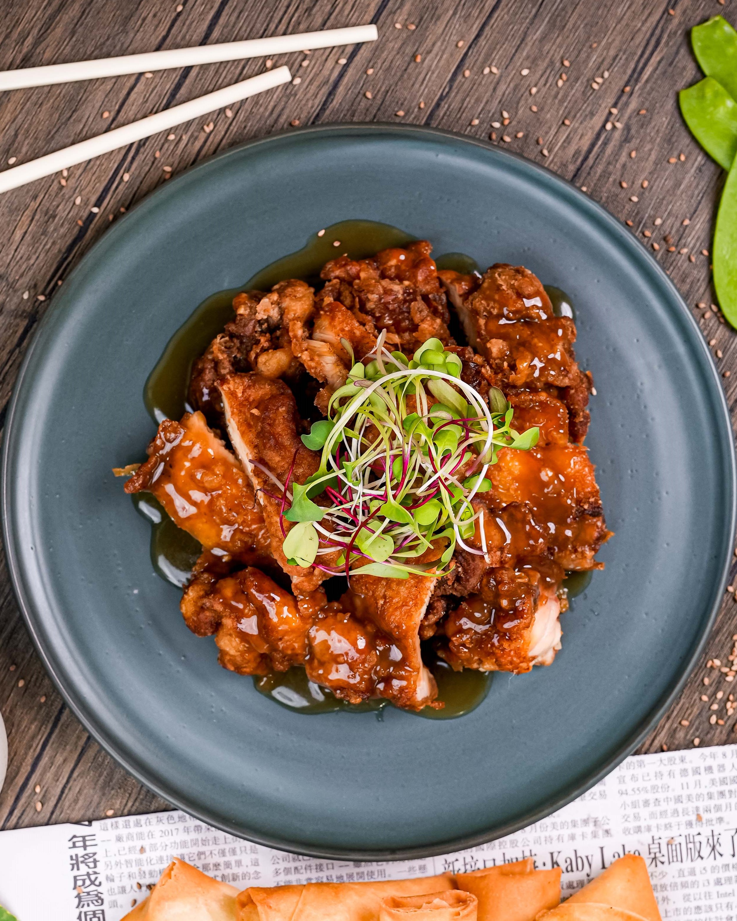 Crujientes pedazos de pollo frito enharinado con una mezcla de salsa mensi, tausi y sillao.
