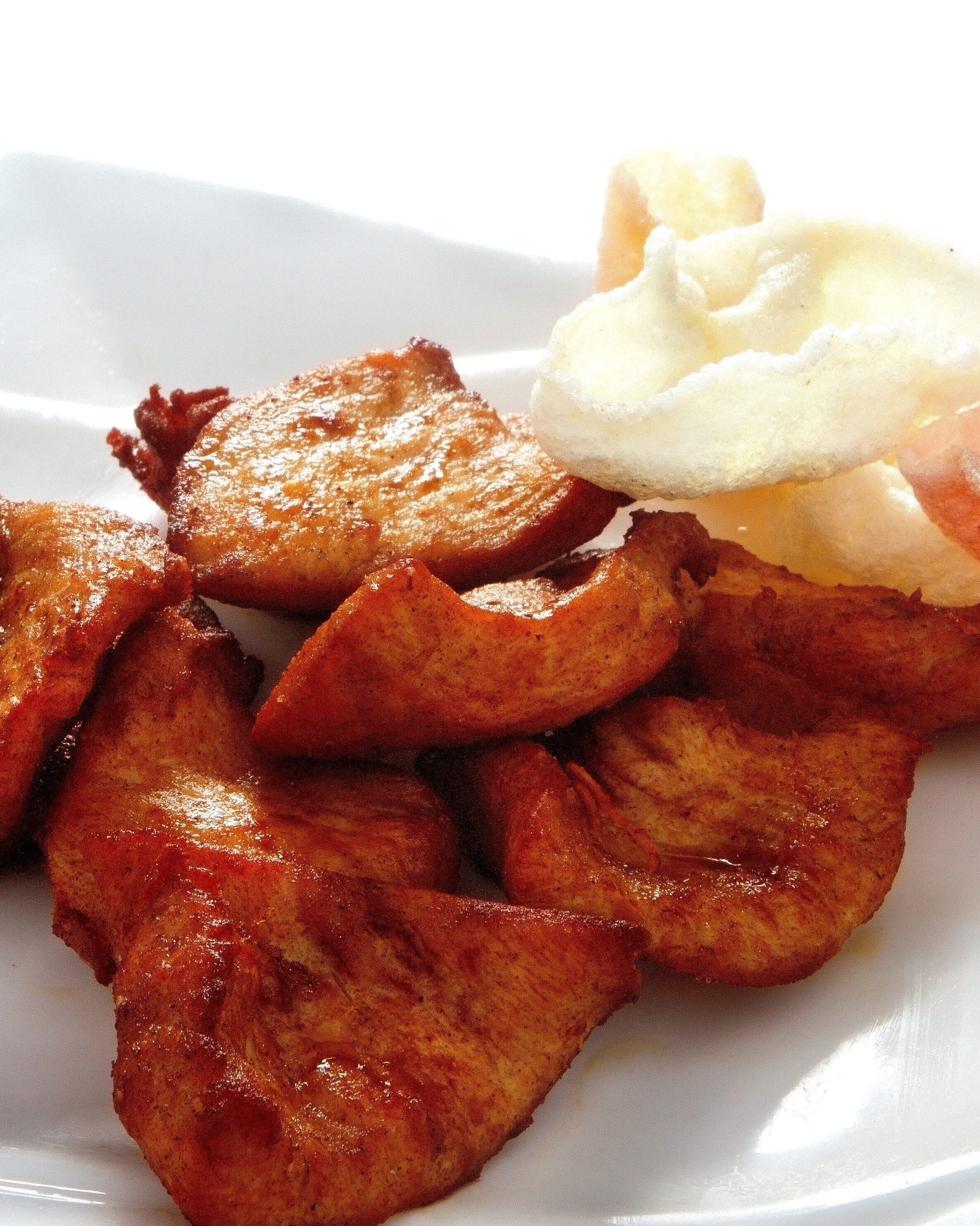 Chicharrón de pollo. Crocante por fuera y jugosito por dentro. Imperdible.
