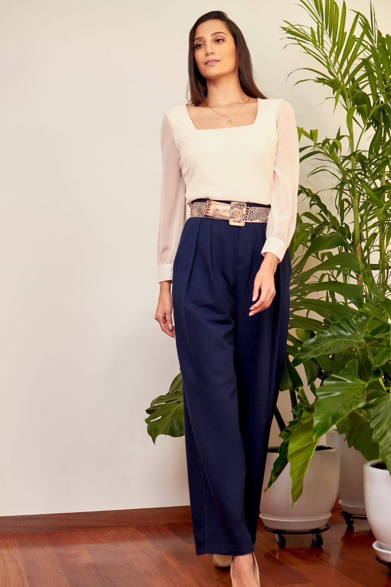 La blusa Viene es para toda ocasión.

Tiene doble material: gaza y piel de durazno. Disponible en 4 colores de temporada.

Medidas:

Busto: 88 cm

Cintura: 82 cm

Cadera: 84 cm

Largo: 63 cm
