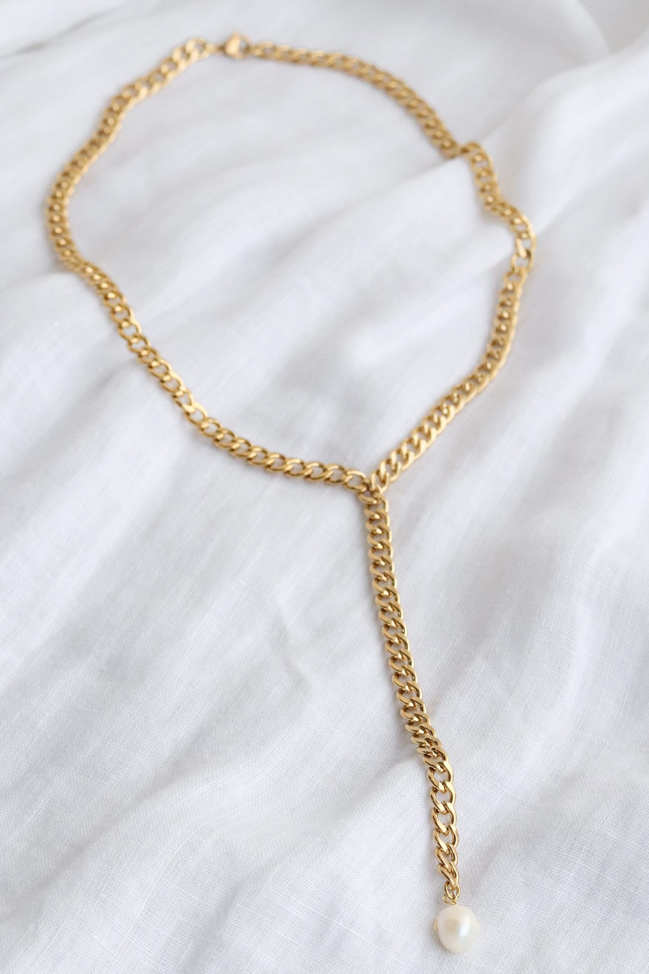 Acero.

Largo cadena interna (bordea el cuello): 42 cm

Largo cadena externa (caída): 11 cm 

Grosor de la cadena: 0.5 mm
