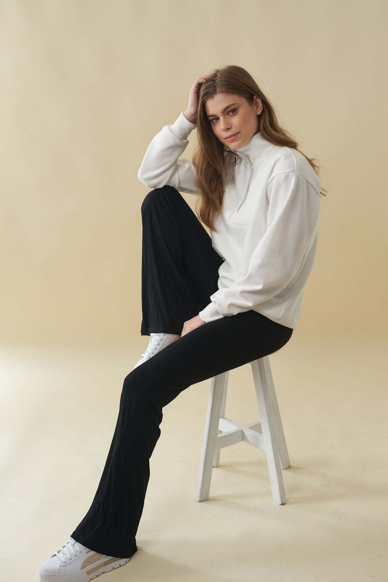 Sweatshirt de algodón 

S: busto 90 cm, cintura 90 cm, largo 63 cm

M: busto 93 cm, cintura 93 cm, largo 65 cm
