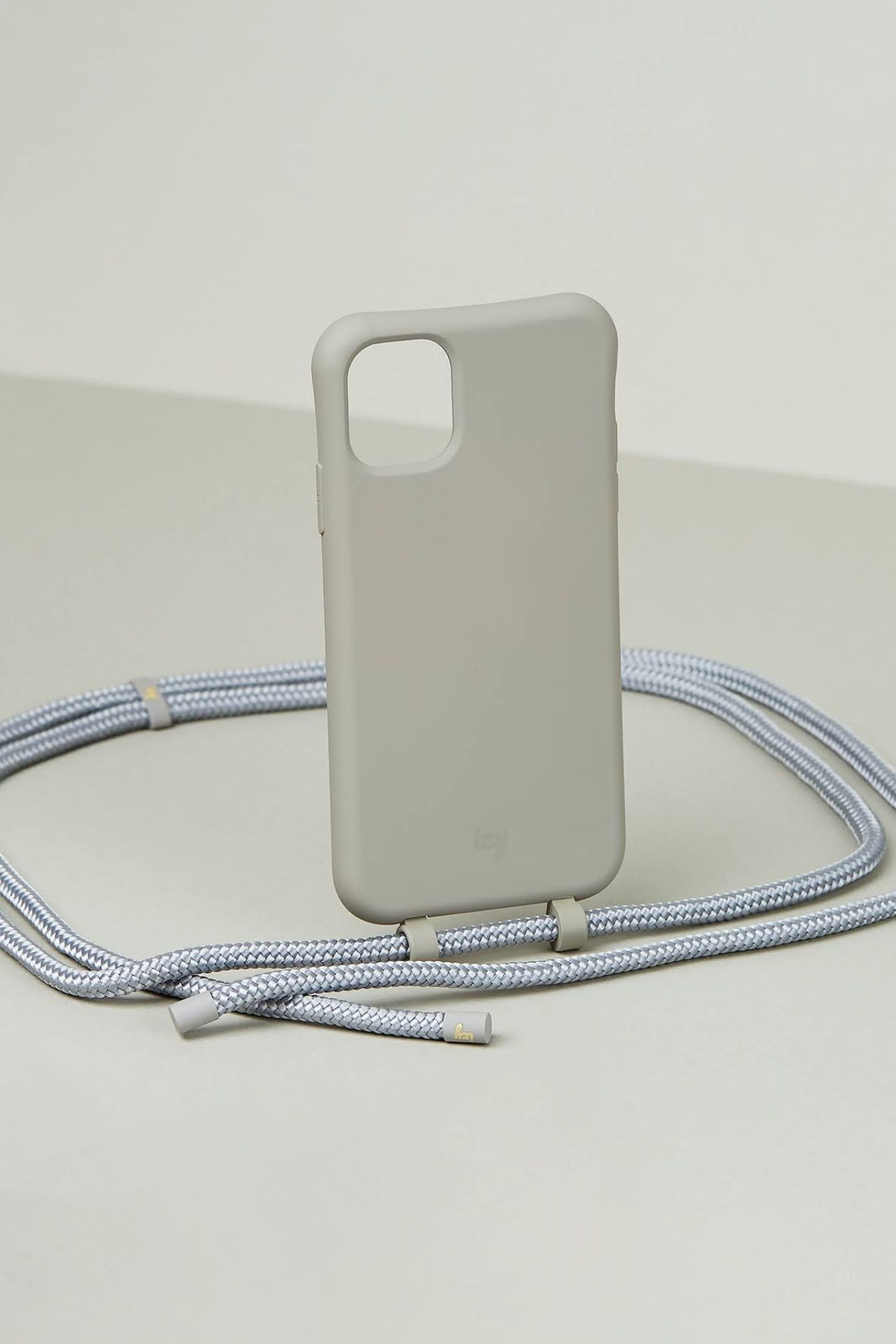 Case de silicona suave al tacto con sistema de enganche para colgar las pitas del Modelo Monocromático Lalú. 

- Protección Anti-drop

. No incluye la pita

 

MODELO             
			ALTO CM
			LARGO CM
			ANCHO CM
		Iphone SE / 6 / 7 / 8
			16
			7.2
			1
		Iphone 7 Plus / 8 Plus
			18
			8.3
			1
		Iphone X / Xs
			16
			7.6
			1
		Iphone 11 Pro Max
			18
			8.2
			1.3
		Iphone 12 Mini
			13.5
			6.5
			1
		 
