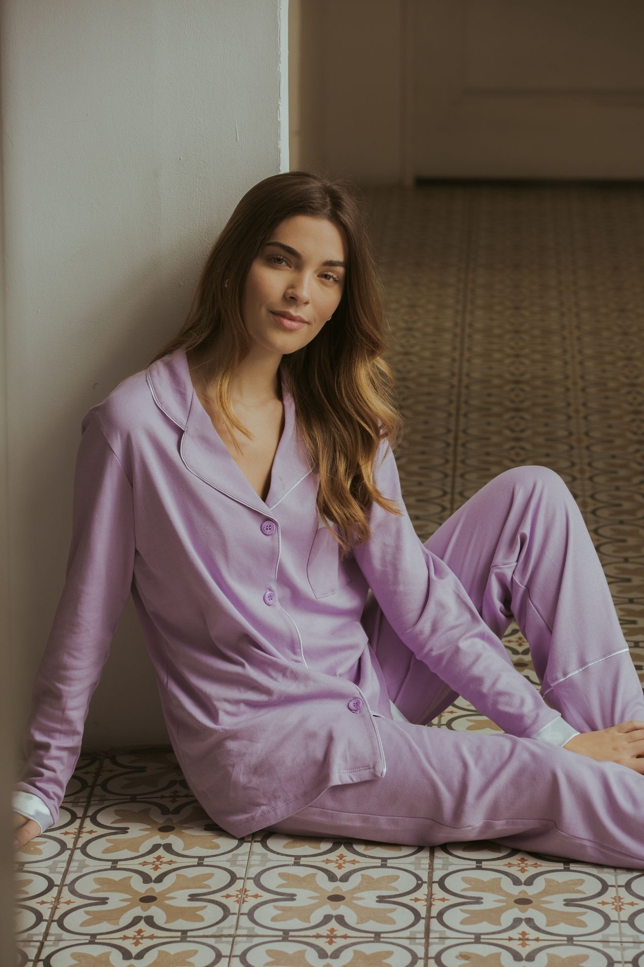 ¡Best-seller! Pijama de algodón pima premium con detalles en seda. Cuidados: no usar secadora, lavar con agua fria. La correa de seda es removible.

