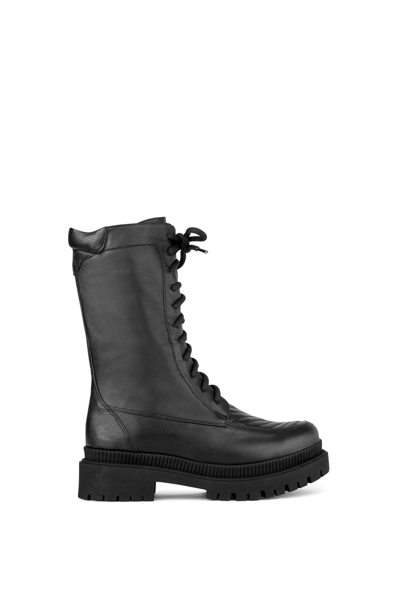 Combat boot total black, Jessa es una media bota con planta brasil negra que tiene una altura de 4 cm, todo el cuerpo es negro pero la caracteristica principal es el acolchado que presenta en el bolo en forma de una V. es una bota con pasadores y cierre metálico para un uso mas facil.

Detalles

* Taco : 4 cm
* Alto de caña : 22 cm
* Material : Cuero
