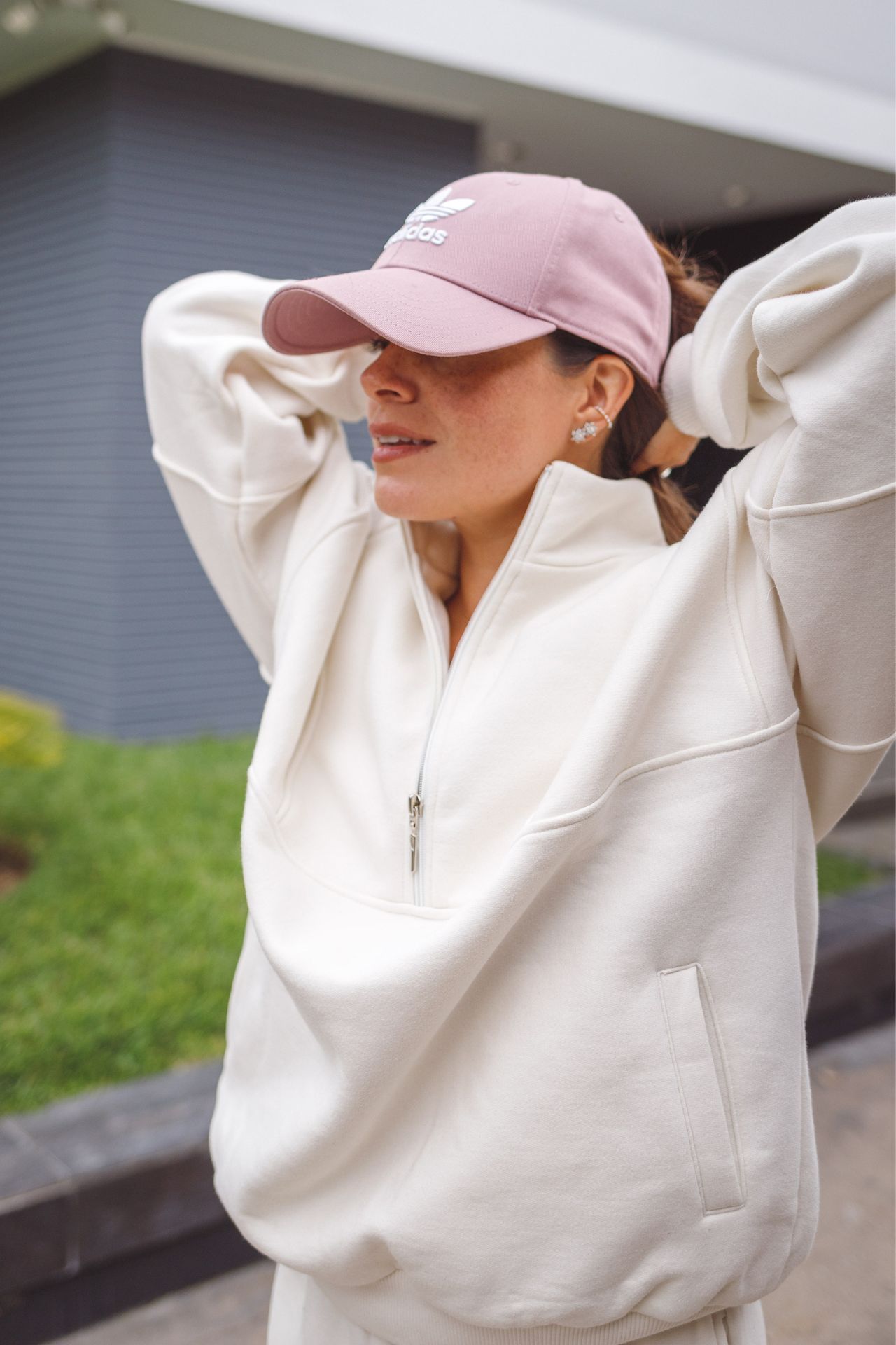 Hoodie oversize de manga larga y cierre en el cuello.

Material: 70% algodón 30% polyester

Medidas: 

Busto: XS/S (120cm) M/L (128m)
Cintura: XS/S (120cm) M/L (128m)
Largo: XS/S (68cm) M/L (70cm)
