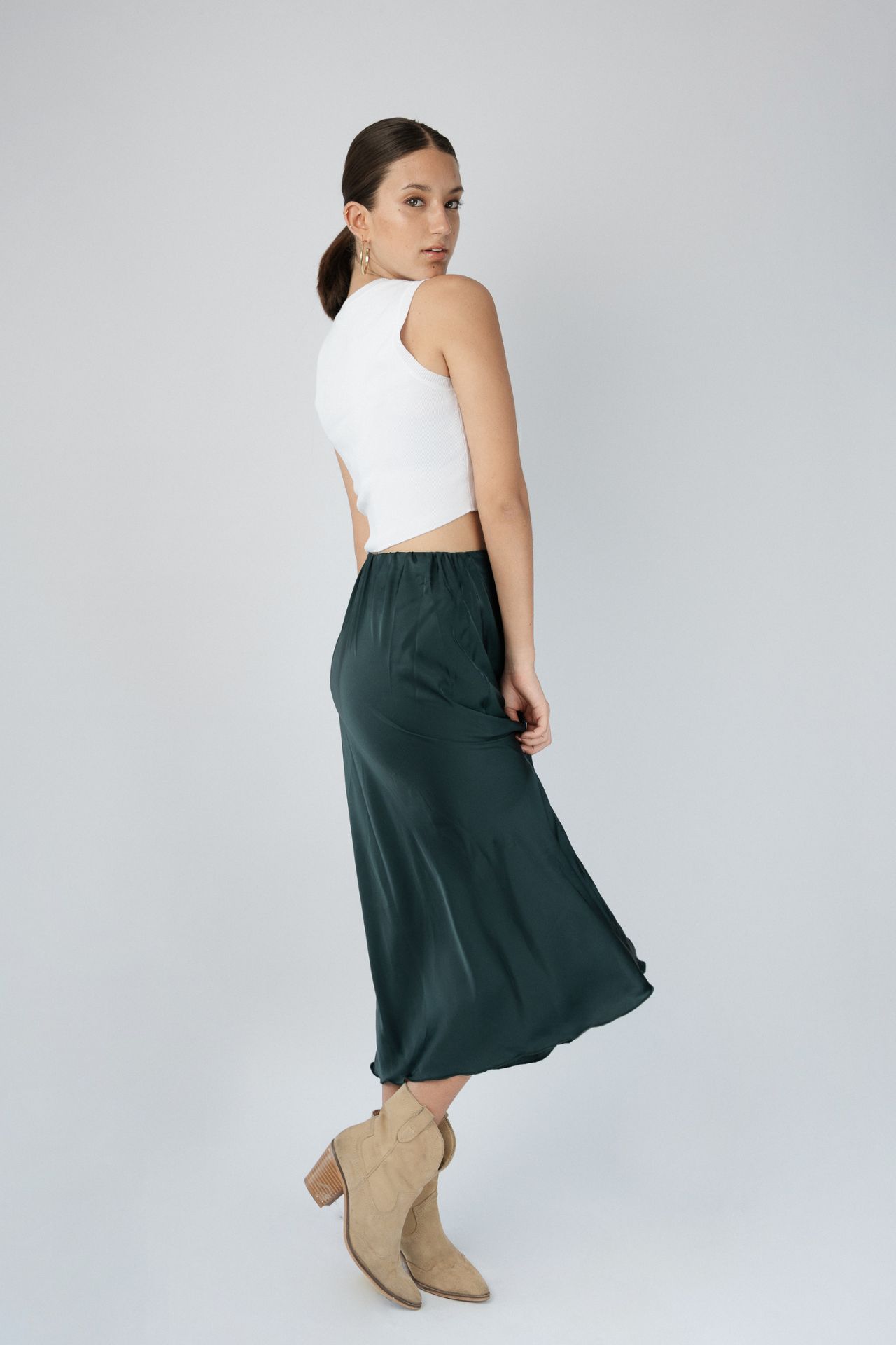 Falda midi recta con elastico en la cintura material seda en color verde,azul y nude.
