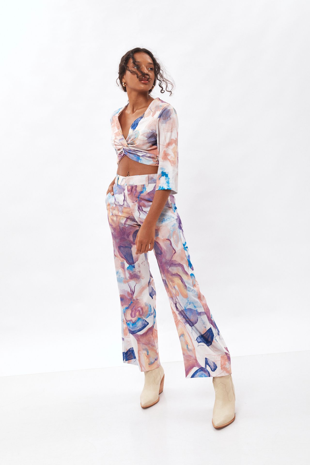Pantalón de pierna ancha confeccionado en materiales 100% reciclados con un estampado único.
