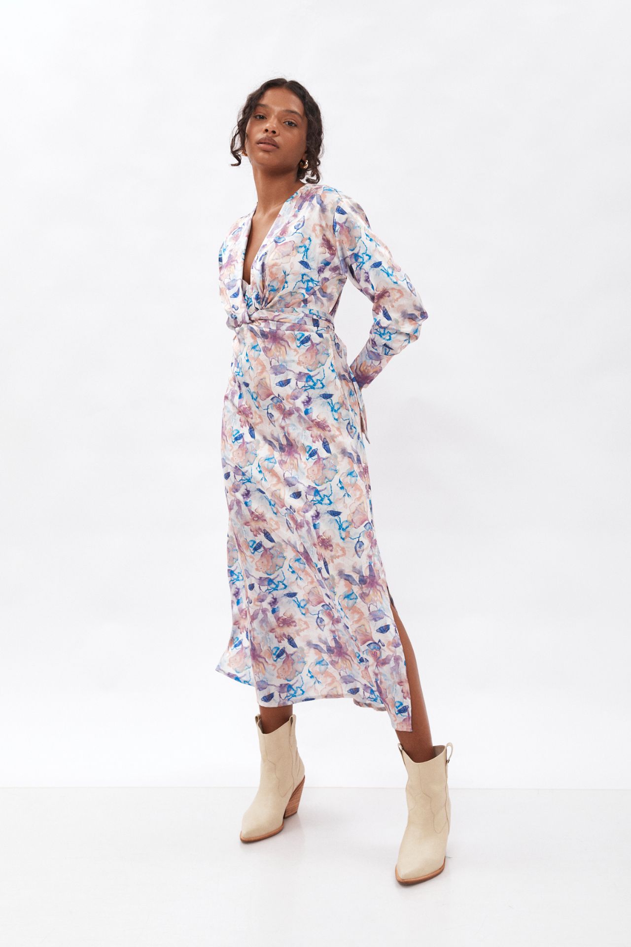 Vestido de manga larga multifuncional confeccionado en materiales 100% reciclados con un estampado único.
