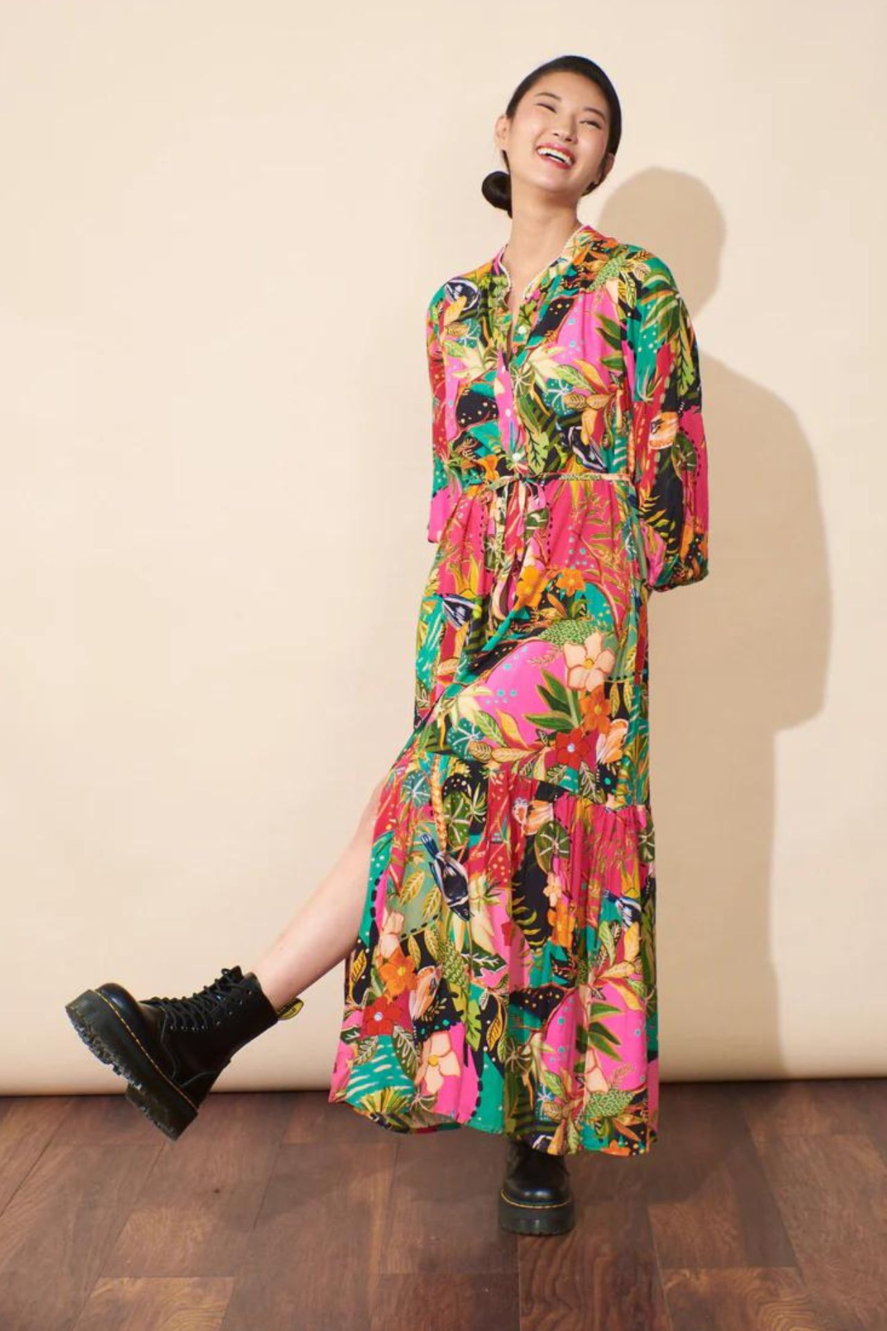El vestido largo Aladina presenta un frente con botones completos , estilo camisero, un cordón adicional para la cintura y puños elásticos. Un corte elegante con detalles en el cuello y mangas.

Material: Algodón Waffle

Medidas: 

Busto: desde 89 cm hasta 112 cm

Mangas: 50 cm

Largo: 127 cm

Lavar a mano o máquina con agua fría, sin dejar en remojo.
