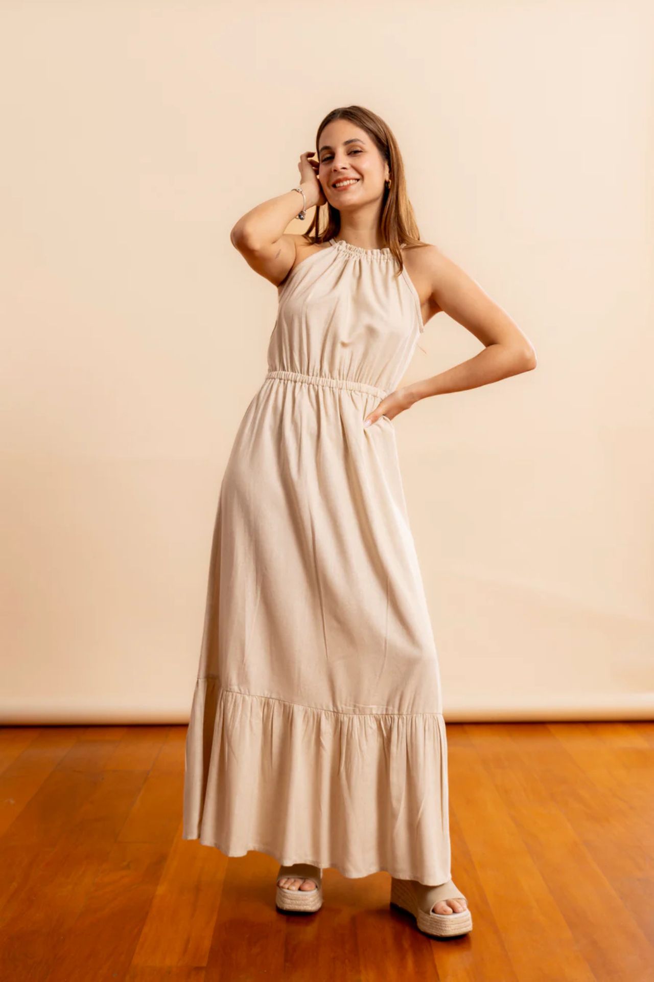 Puedes usarlo de dos formas, cuello halter o cuello V cruzado, con ambas estarás súper cómoda y moderna.

La calidad, textura  natural, acabados y caída son hermosos!  Te aseguro te encantará! 

Descubre la naturalidad del lino italiano y la increíble  caída de la viscosa y luce como mereces!

¡Lo podrás usar para múltiples ocasiones y siempre estarás cómoda , sofisticada  y elgante! 

Comodidad, atemporalidad y naturalidad , tres principios básicos de nuestras prendas! 
 

Medidas del vestido Gabriela

Contorno de cintura 

S/M. 96cm.  M/L. 100cm

Contorno de busto

S/M. 96cm.  M/L. 100,cm
